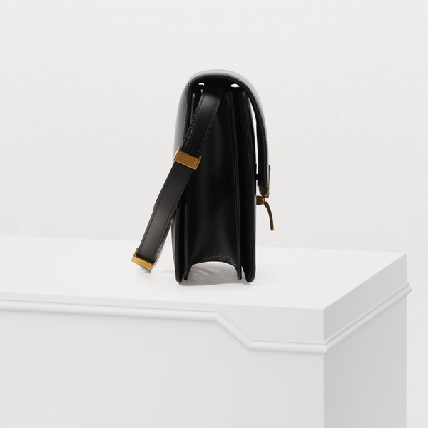 セリーヌスーパーコピー【セリーヌ】2019SS新作 Classic Medium box calfskin (Black)164173DLS.38NO ■カラー：Black ■素材：カーフスキン 100%/ ラムスキン 100% (裏地) ■サイズ：24 cm x 18 cm x 7 cm ■製品番号：164173DLS.38NO ■仕様： ゴールドのメタルハードウェア ブラスのクロージャー ショルダーキャリー & クロスボディキャリー ジップ付きインナーポケット、ダブルフラットポケット 調節 & 取り外し可能なレザーストラップ (ドロップ 45 cm)